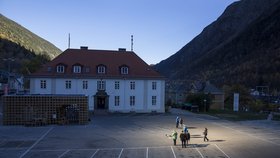 Odraz slunečních paprsků zahřívá město Rjukan i v zimě