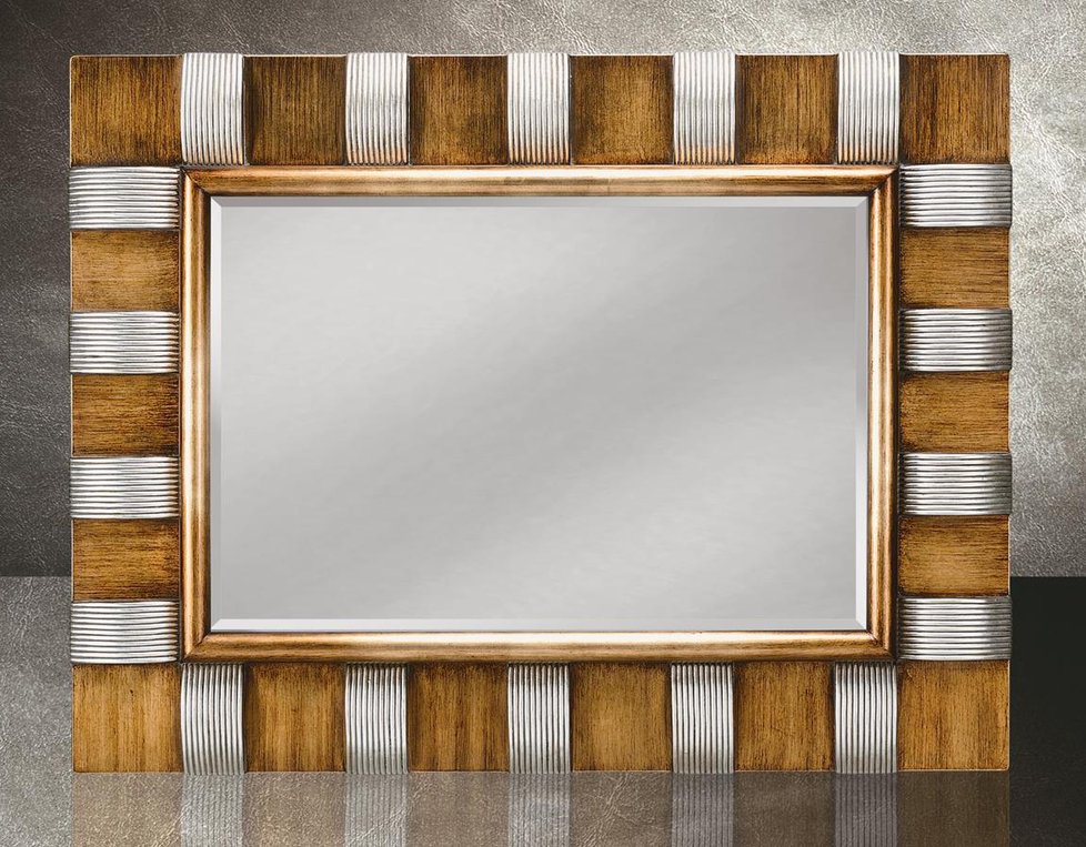 Dřevěný rám, částečně dekorovaný stříbrnou barvou, v moderním provedení – jak se vám líbí zrcadlo Belezza (98x126x8 cm)? Můžete ho pověsit na šířku i výšku, 11 490 Kč, www.stardeco.cz