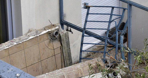 V Olomouci se zřítil balkon se čtyřmi lidmi: Po pádu z několika metrů skončili v nemocnici