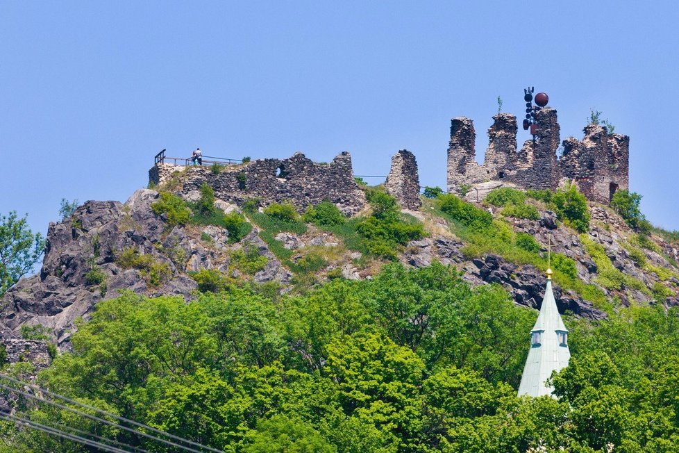 Zřícenina gotického hradu Andělská hora stojí na mohutném skalním ostrohu, odkud budete mít nádherný výhled na Slavkovský les a Doupovské hory.