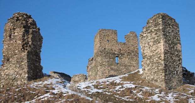 Na vrcholku kopce se rozvalují pozůstatky hradu Brníčko u Zábřehu.