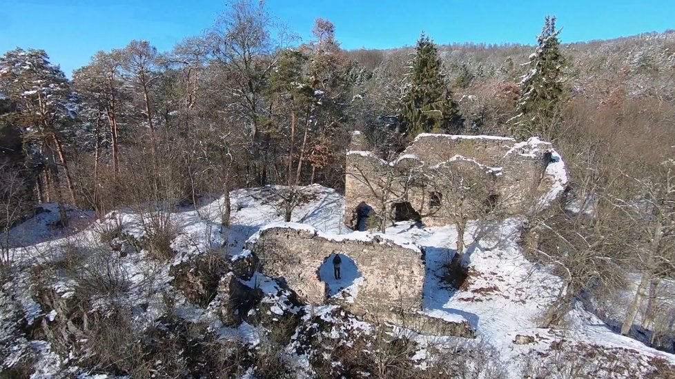 V přírodní rezervaci nad řekou Sázavou se tyčí zřícenina královského hradu Zbořený Kostelec.