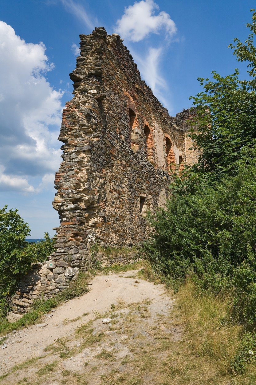 Na vrchu Kracíkov je další výletní cíl: zřícenina hradu Švamberk.