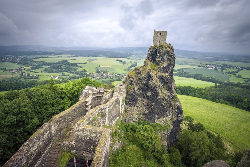 Zřícenina hradu Trosky se známými věžemi Panna a Baba.