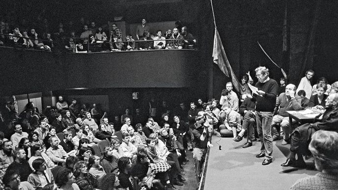 Zrod Občanského fóra, 19. listopadu 1989. Na popud Václava Havla se v pražském divadle Činoherní klub sešli představitelé různých skupin opozice, aby se dohodli na společném postupu. Ve večerních hodinách založili společnou platformu nazvanou Občanské fórum.