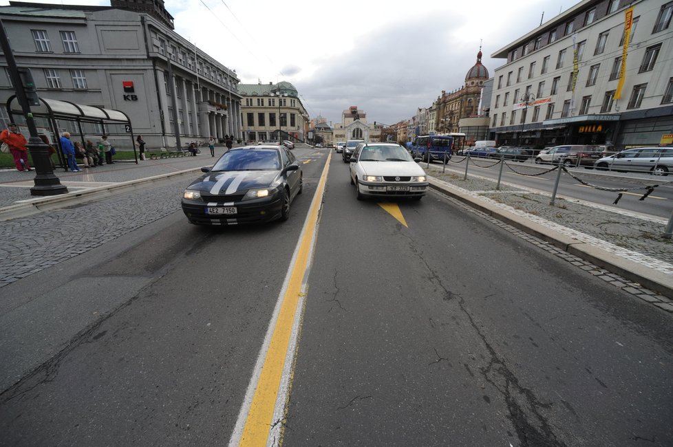 Řidiči si zatím příliš nezvykli na to, že mohou jezdit i vpravo. Výrazně vytíženější tak zůstává levý jízdní pruh.