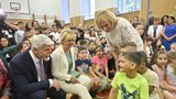 Prezident Pavel s první dámou na oficiální návštěvě Prahy: Dary od školáků a oběd s primátorem