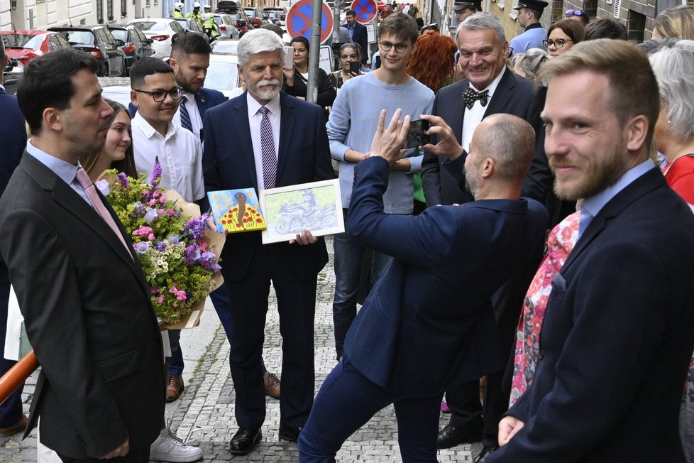 Prezident Petr Pavel přichází do ZŠ Cimburkova, kde zahájil návštěvu hlavního města, 27. června 2023, Praha - Žižkov.