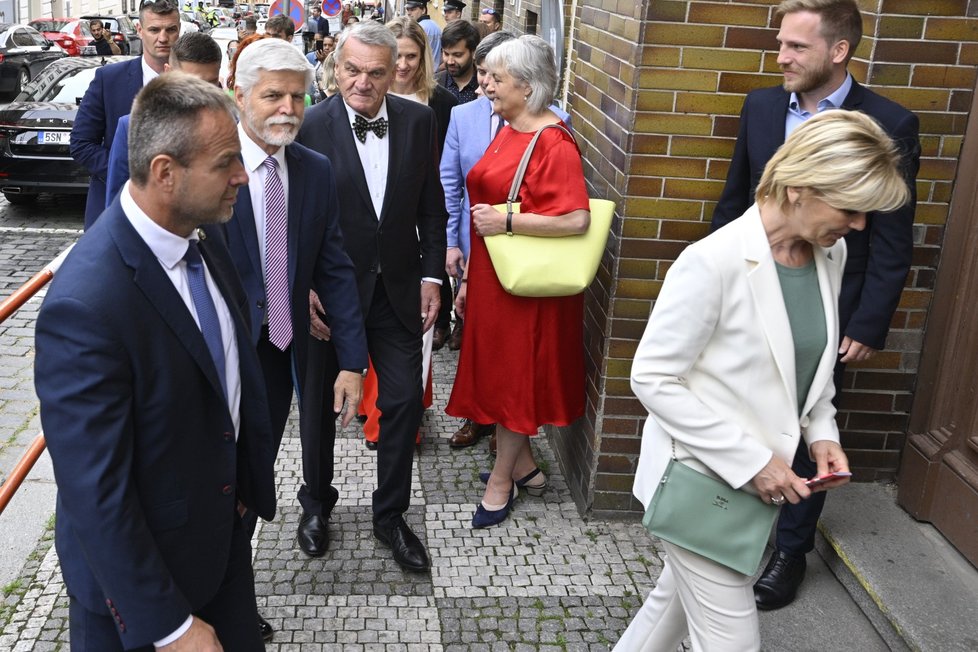 Prezident Petr Pavel přichází do ZŠ Cimburkova, kde zahájil návštěvu hlavního města, 27. června 2023, Praha - Žižkov.