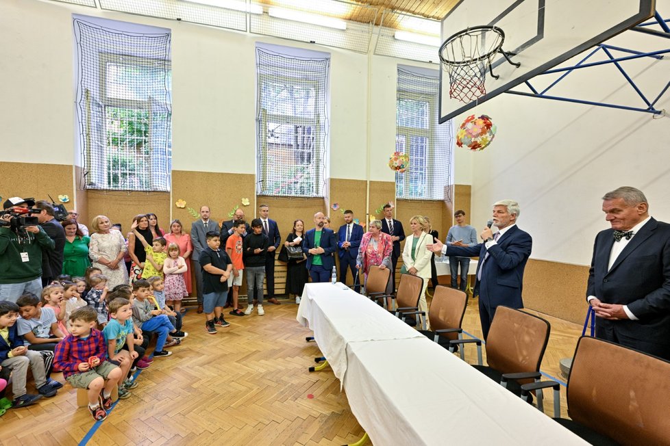 Prezident Petr Pavel se setkal s žáky ZŠ Cimburkova v rámci návštěvy hlavního města, 27. června 2023, Praha - Žižkov.