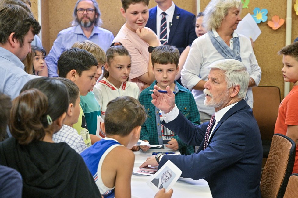 Prezident Petr Pavel se setkal s žáky ZŠ Cimburkova v rámci návštěvy hlavního města, 27. června 2023, Praha - Žižkov.