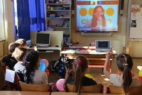 Výuka v době koronaviru: Děti učí přes monitor profesionálka z Harvardu, Praha 3 zkouší nový projekt