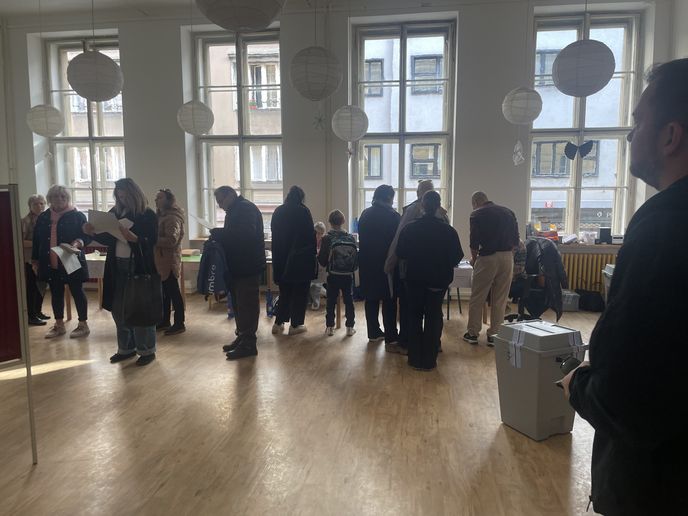 Volební místnost - ZŠ Letohradská. Volební místnost - ZŠ Letohradská.
