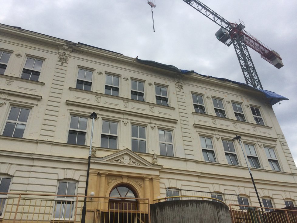 Základní škola v Rosicích u Brna je až do pátku 7. září zavřená, bouřka s přívalovým deštěm zatopila přes odkrytou střechu 10 místností.