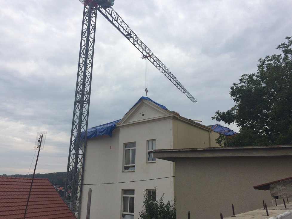 Základní škola v Rosicích u Brna je až do pátku 7. září zavřená, bouřka s přívalovým deštěm zatopila přes odkrytou střechu 10 místností.