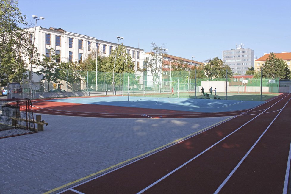 Školní hřiště ZŠ T. G. Masaryka v Holešovicích je po rekonstrukci opět přístupné veřejnosti.