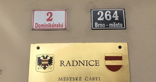 Detektivové Národní centrály proti organizovanému zločinu zasahují od rána na radnici Brno-střed. Úřad bude zavřený celý den.