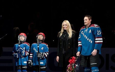 Milanu Hejdukovi asistovala při 1000. zápase v NHL manželka Zlata a devítiletí synové Marek (vlevo) s Davidem. Vyrostou i z nich hokejové hvězdy?
