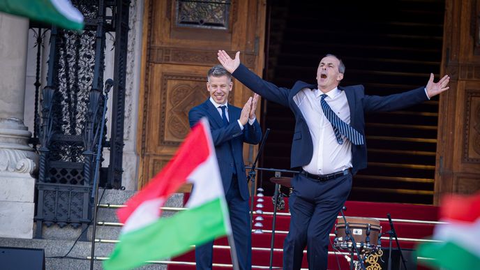 Maďarský politik Zsolt Hegedűs (Tisza) radostně tančil po boku premiéra Pétera Magyara Maďarský politik Zsolt Hegedűs (Tisza) radostně tančil po boku premiéra Pétera Magyara
