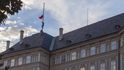 Ztohoven opět v akci: na Pražském hradě vyvěsil rudé trenýrky