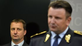 Policejní prezident Tomáš Tuhý a Petr Dongres na brífinku ke kauze "rudé trenky nad Hradem"