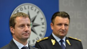 Petr Dongres a policejní prezident Tomáš Tuhý na brífinku ke kauze "rudé trenky nad Hradem"