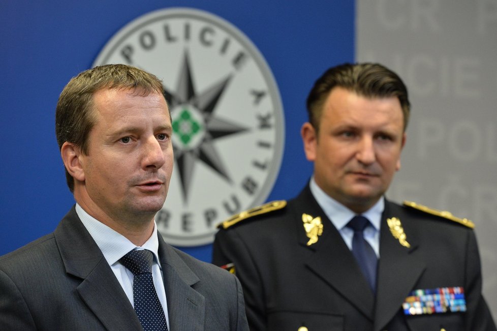 Petr Dongres a policejní prezident Tomáš Tuhý na brífinku ke kauze „rudé trenky nad Hradem“