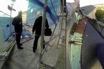 Skupina Ztohoven uveřejnila video, jak se třem členům podařilo dostat na střechu Pražského hradu a vyvěsit tam rudé trenky