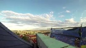 Skupina Ztohoven uveřejnila video, jak se třem členům podařilo dostat na střechu Pražského hradu a vyvěsit tam rudé trenky.