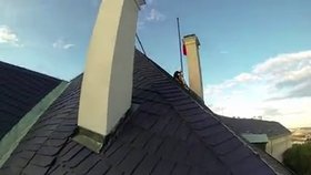 Skupina Ztohoven uveřejnila video, jak se třem členům podařilo dostat na střechu Pražského hradu a vyvěsit tam rudé trenky.