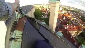 Pohled, který bere dech: Jeden ze tří aktérů akce Ztohoven v převlečení za stavbyvedoucího na střeše Pražského hradu