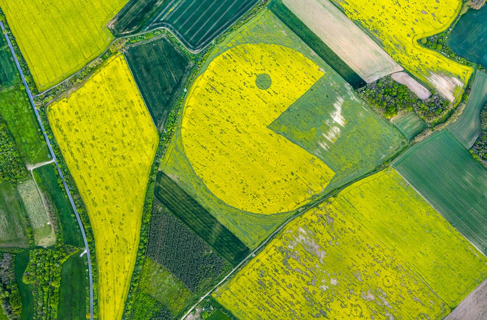 K vysekání postavy Pac-Mana v poli pod Řípem se přihlásila skupina Ztohoven