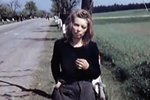 Znásilněná a zbitá dívka na českých hranicích. Video z roku 1945 je mementem temných časů