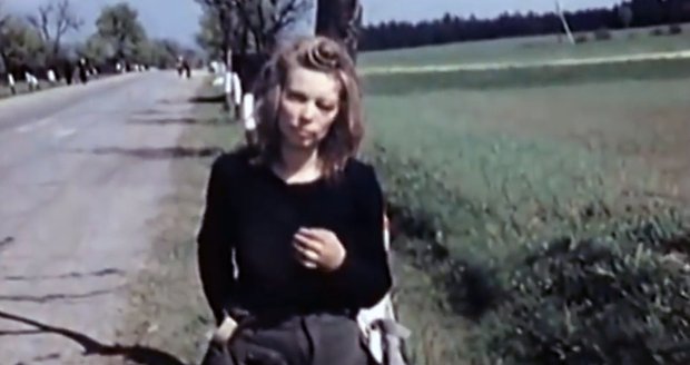 Znásilněná a zbitá. Video z roku 1945 ukazuje dívku nalezenou na českých hranicích