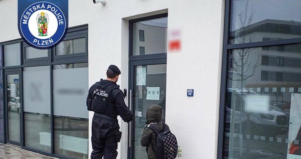Strážníci z Plzně našli o státním svátku před budovou zavřené školy plačícího chlapečka. Strážníci z Plzně našli o státním svátku před budovou zavřené školy plačícího chlapečka.