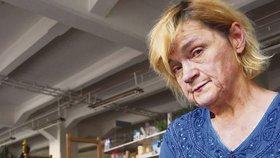 Jitka Dašková (61) z Brna ukazuje snímek v Blesku, na němž je údajně klient ústavu Zdeněk Socha, a pro srovnání dvě fotografie svého údajně mrtvého syna Pavla Řezáče