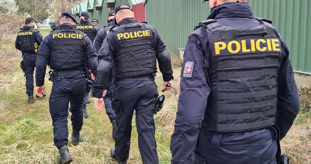 Policisté v Brně ze Svratky vylovili tělo staršího muže. Upozornil je rybář Policisté v Brně ze Svratky vylovili tělo staršího muže. Upozornil je rybář