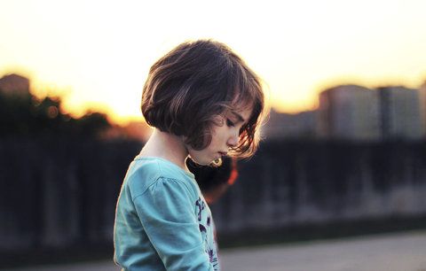 Každé desáté dítě v Česku zažívá domácí násilí. Na záchranu čekají i roky