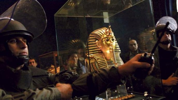 Příslušníci speciální jednotky egyptské armády hlídají zlatou posmrtnou masku krále Tutanchamona