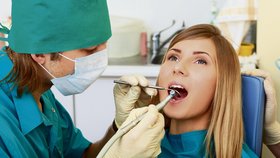 Nechcete platit za plomby? Musíte ke klasickému zubnímu lékaři. Na stomatologicko-estetické klinice zaplatíte i za tmavou plombu.