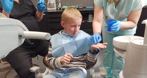 Tomáš Pieczka (10)u zubaře nebyl čtyři roky. Stomatolog Lubomír Beran u něj napočítal 6 kazů.
