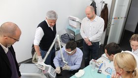 Klinika Asklepion spolupracuje s 1. Lékařskou fakultou UK v Praze a probíhá zde i výuka zubařů na nové laserové vrtačce