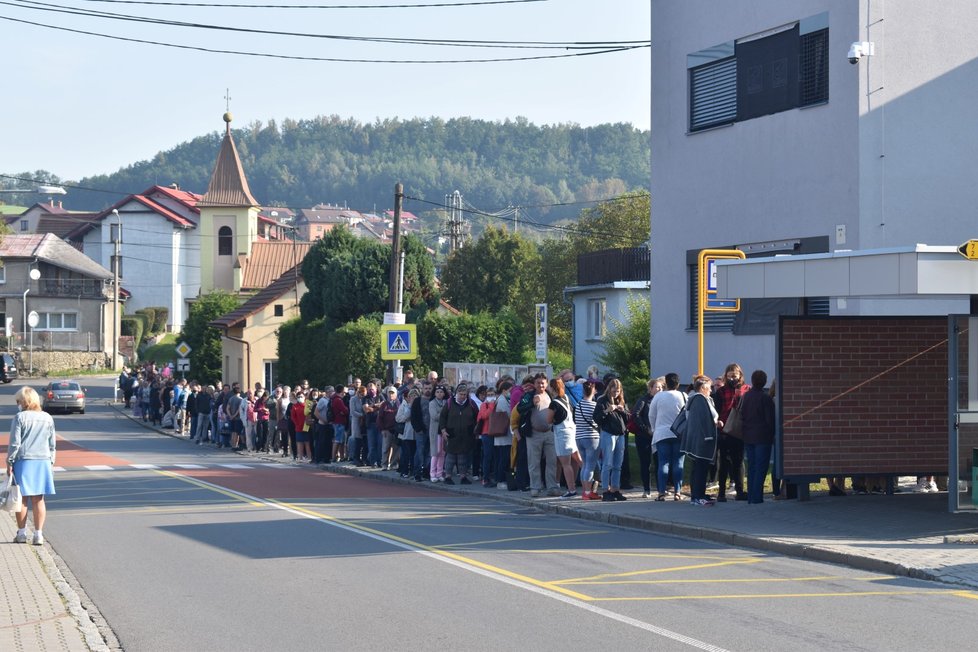 Tisícihlavý had lidí, kteří se chtěli zaregistrovat k zubaři ve Lhotce na okraji Ostravy, měřil několik set metrů.