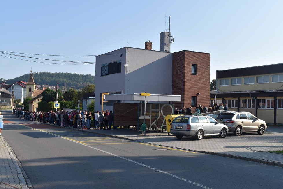 Tisícihlavý had lidí, kteří se chtěli zaregistrovat k zubaři ve Lhotce na okraji Ostravy, měřil několik set metrů.