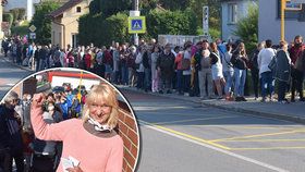 Tisícihlavý had lidí, kteří se chtěli zaregistrovat k zubaři ve Lhotce na okraji Ostravy, měřil několik set metrů. Dagmar Jurečková (59) po hodinách čekání slavila úspěch.