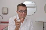 Podle předsedy České stomatologické komory Romana Šmuclera jsou příspěvky pojišťoven na péči zhruba poloviční ve srovnání se situací z devadesátých let