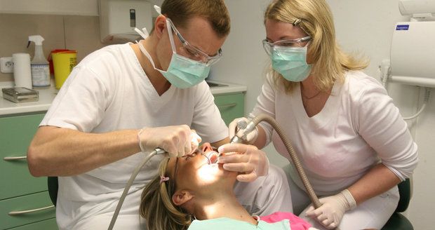 Poslanci schválili snadnější zapojení zubařů ze zemí mimo EU, Šmucler to chce napadnout. A novinky pro doktorandy