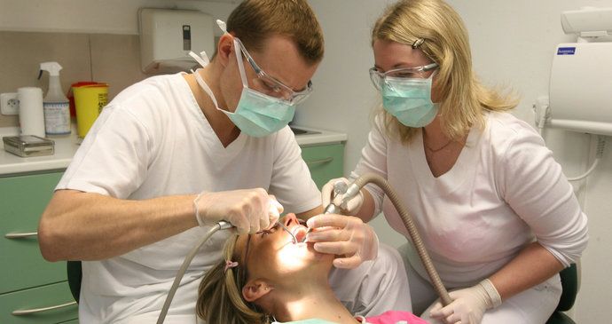 Poslanci schválili snadnější zapojení zubařů ze zemí mimo EU. Šmucler to chce napadnout