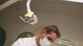 Na křeslo u zubaře si už možná pacienti sedat díky francouzským vědcům nebudou...