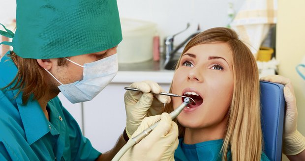Zubní kaz je nejčastější problém, který stomatologové u svých pacientů řeší